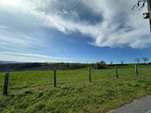 ENSEMBLE IMMOBILIER COMPOSÉ D'UN CORPS DE FERME ET DE 24 HECTARES DE TERRAIN