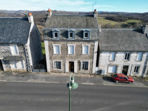 Maison d'habitation divisée en 3 logements avec terrain attenant