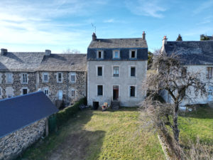 Maison d'habitation divisée en 3 logements avec terrain attenant