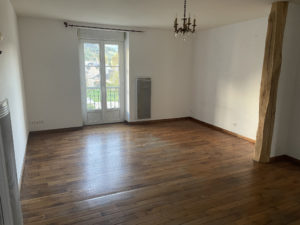 Appartement T3/T4 avec balcon et parking extérieur