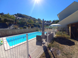 ENTRAYGUES SUR TRUYERE, pavillon de Type 5 avec piscine sur une parcelle de 1540 m2