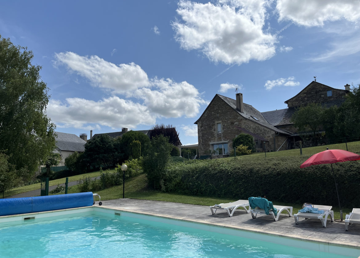 Maison en pierres avec piscine - 120m2 sur grand terrain arboré